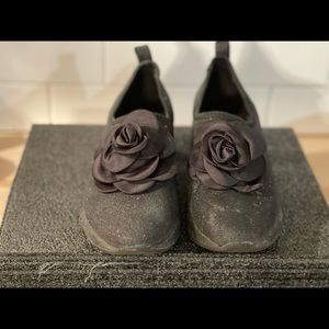 New Yellow Box Tristen Black Shimmery Wedges with flower on top. Size 8.5
